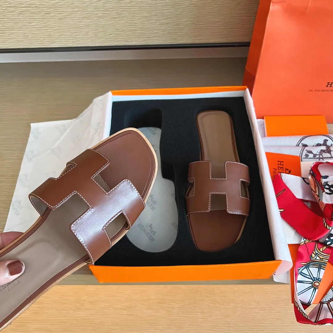 👟👟Ex-factory price 480👟👟Hermès) The packaging has been upgraded, and the layout and workmanship materials have been upgraded. Hermes®🔴Handmade Shoes👟👟 👟👟 Product Hermes Slippers🐎 —————————— The 2023 early spring new model is the same as the original version, purely handmade by masters! ❥High-end customization, exclusive products, industry❥Using: Hermers upper: Italian imported cowhide + original custom-grade Australian sheepskin feet + genuine leather outsole (pursuing walking comfort) 👟👟 ~~〰〰〰〰❥ Packaging: ✔🚦Pay attention to the exclusive packaging 〰Original quality on sale━━━━Hermes━━━━━ size: 35-40 (34.41.42 custom-made, non-refundable)